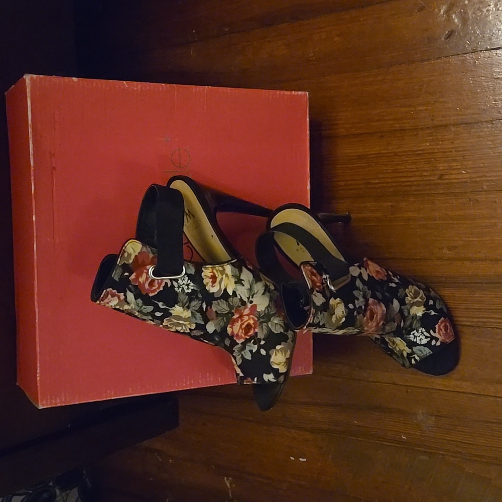 A Floral design size 7 sandals